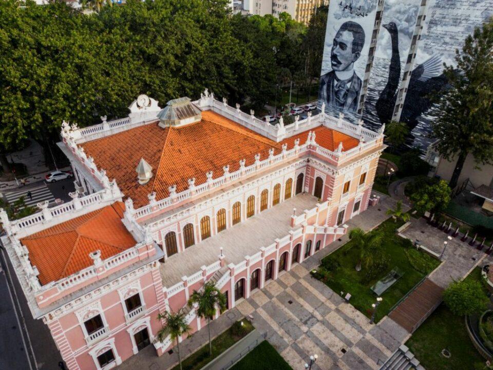 Foto do Museu Histórico de Santa Catarina com visitantes em 2025