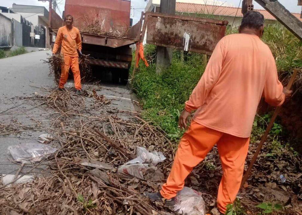 Equipe realizando limpeza urbana na Região Sul de São José