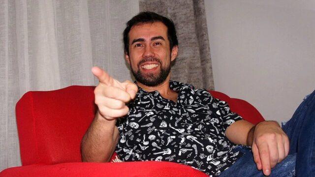 Nando Schweitzer apresentando stand-up na Feira da Freguesia em São José