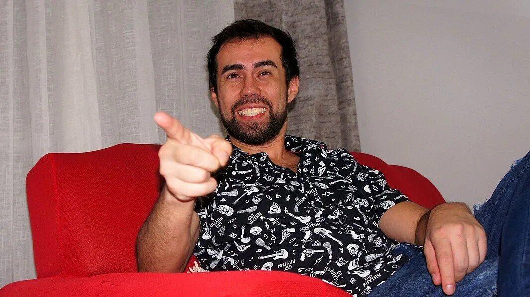 Nando Schweitzer apresentando stand-up na Feira da Freguesia em São José