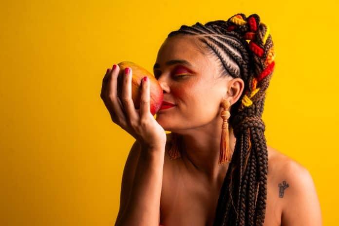 Imagem do show ao vivo de Natacha Kamila no projeto Mango em Florianópolis