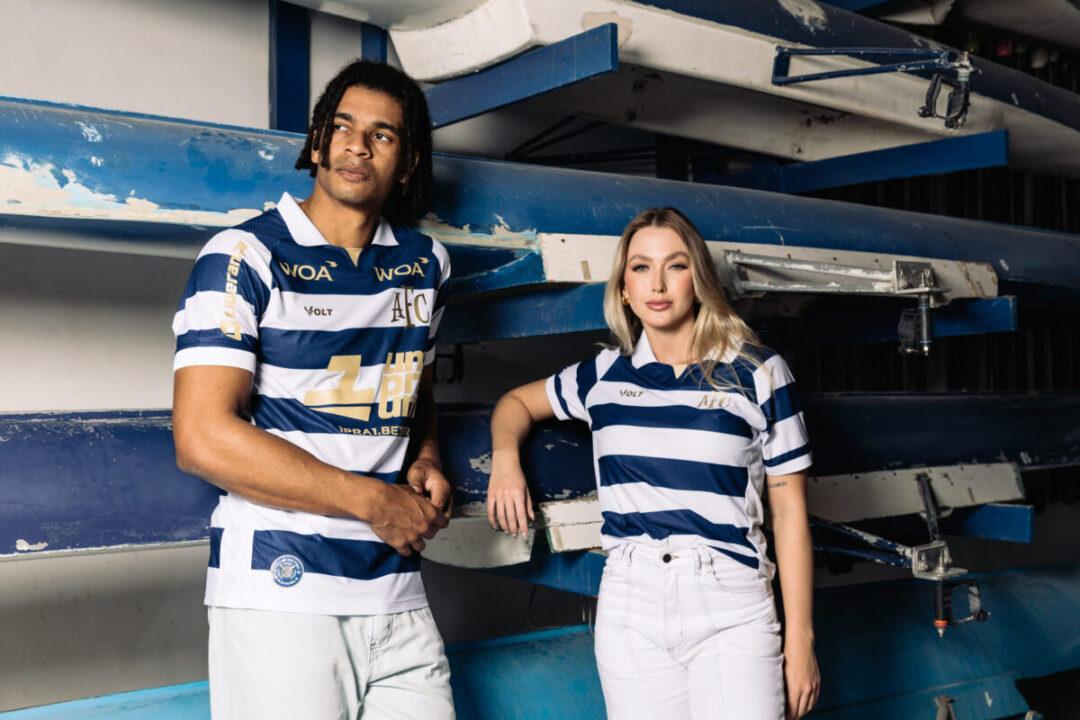 Camisa do Avaí em azul-marinho e branco com detalhes em dourado