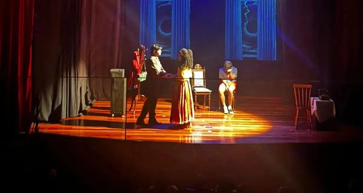 O Ato Final - Plateia lotada no Theatro Adolpho Mello