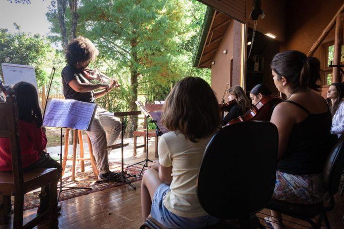 Oficinas gratuitas na Guarda do Embaú