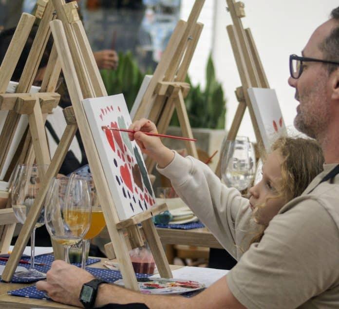 Pintura em tela durante evento Open Arts