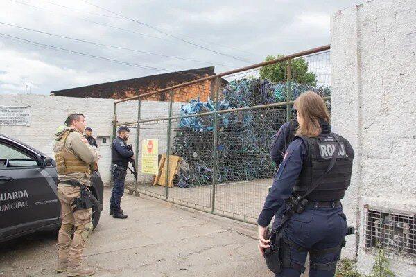 Agentes de segurança em ação durante a operação