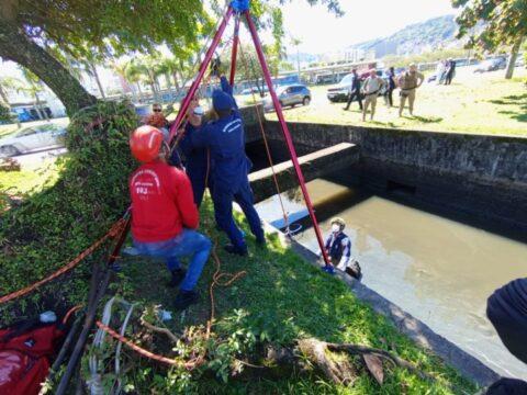 Equipes de bombeiros em operação de resgate