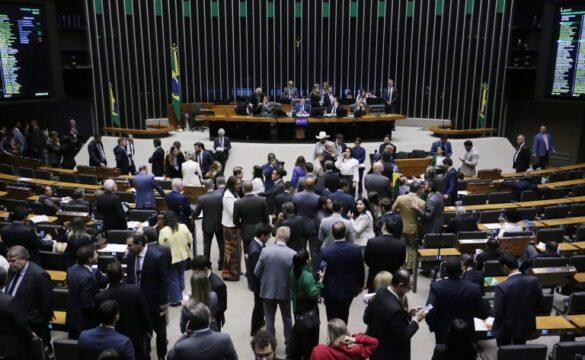 Imagem da Câmara dos Deputados em sessão plenária discutindo a PEC das Prerrogativas