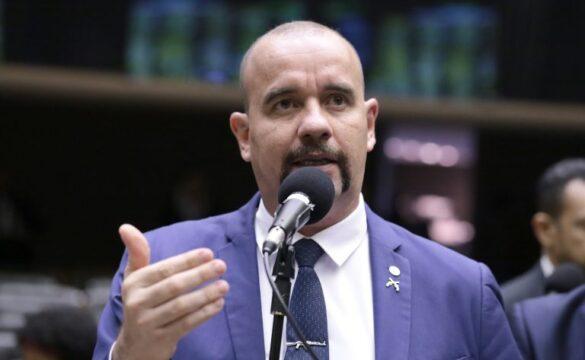 Policiais militares adquirindo armas de fogo