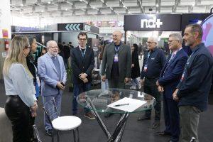 Assinatura do acordo entre UFSC e INPI durante o Startup Summit 2025 em Florianópolis