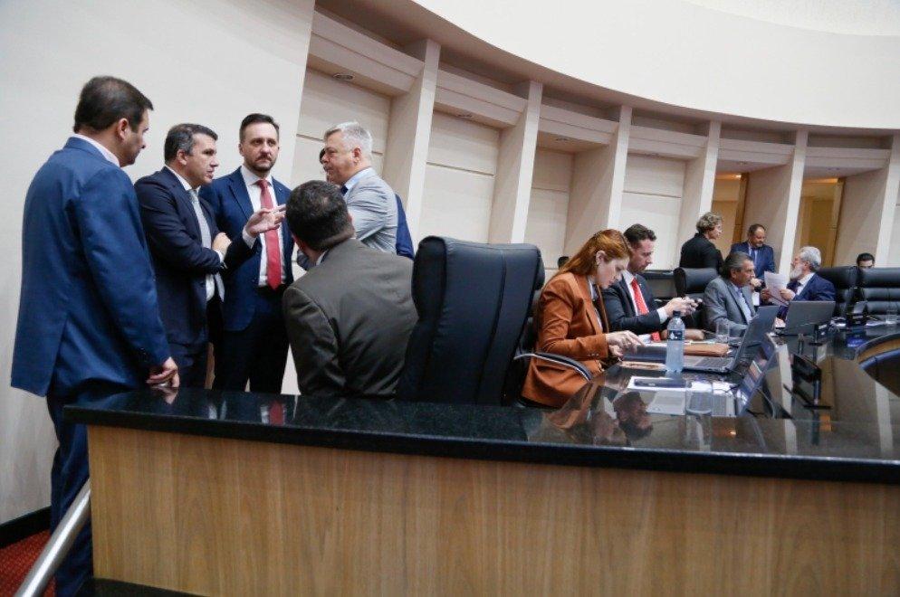 Deputados debatendo cortes de verbas em obras viárias