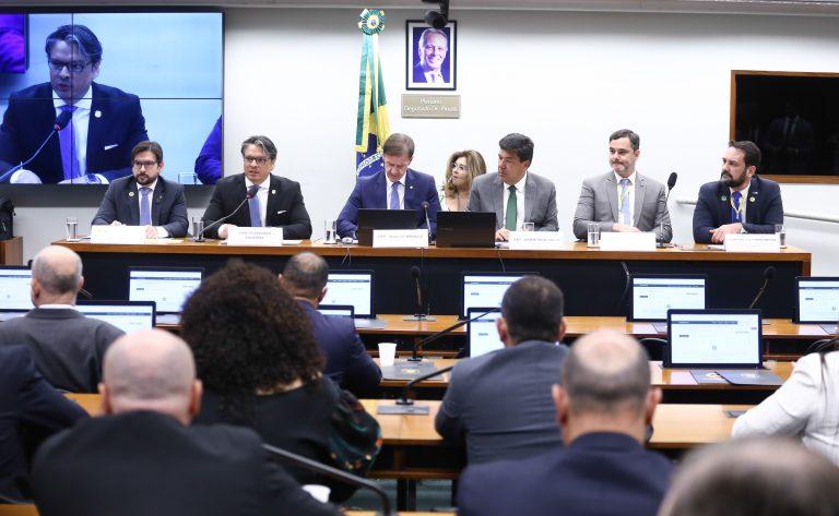 Peritos e policiais discutindo mudanças na Constituição