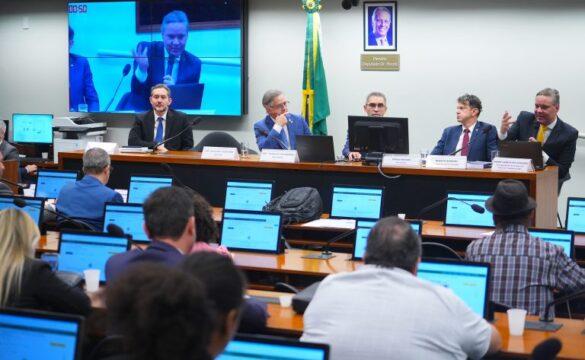Pesquisadores debatendo regulamentação do trabalho por aplicativo