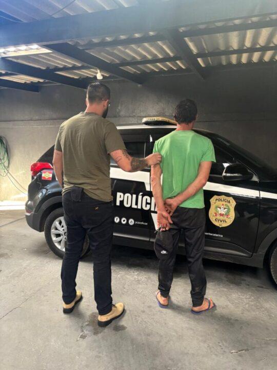 Homem sendo preso pela Polícia Civil em Lages/SC