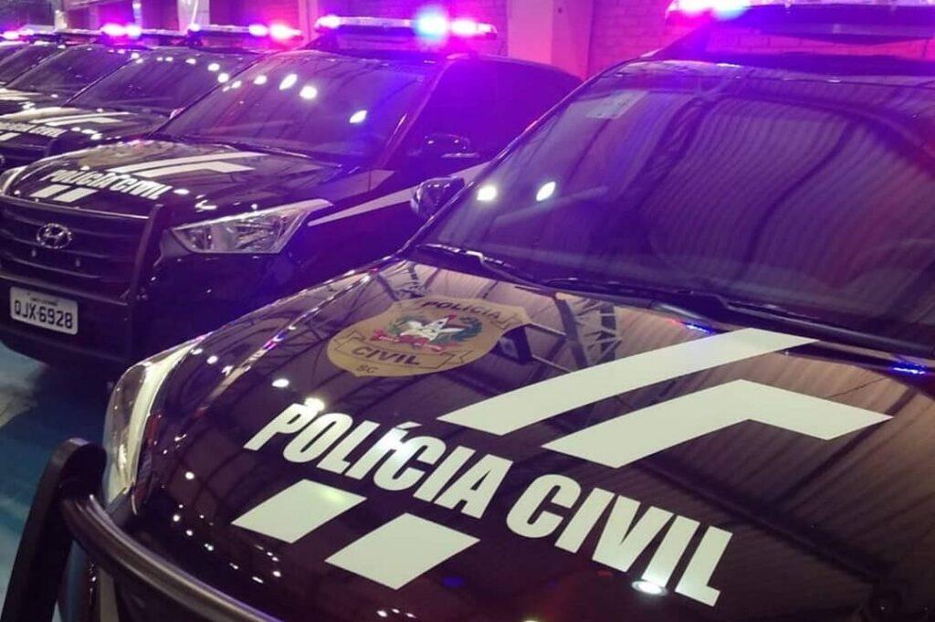 Mulher sendo detida pela Polícia Civil em Joinville