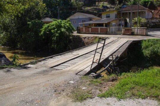 Ponte de Madeira Danificada por Caminhão
