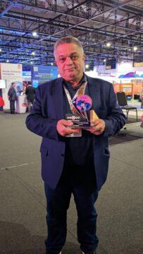 Prefeito João Rodrigues com troféus e selos em premiação