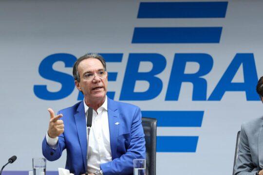 Grupo de pessoas debatendo políticas públicas em SC