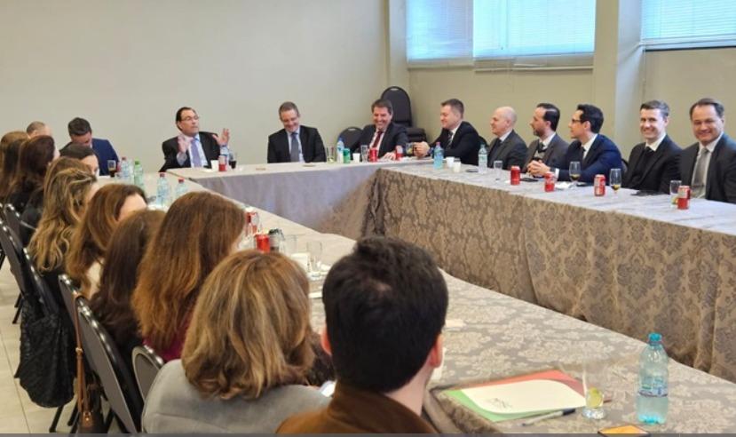 Presidente do Tribunal de Justiça de Santa Catarina e magistrados reunidos