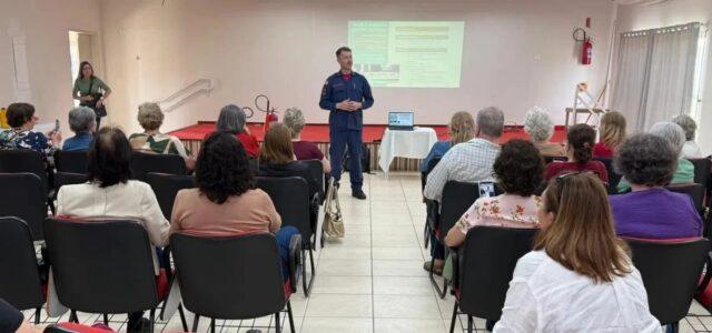 Idosos em palestra sobre segurança doméstica em São José