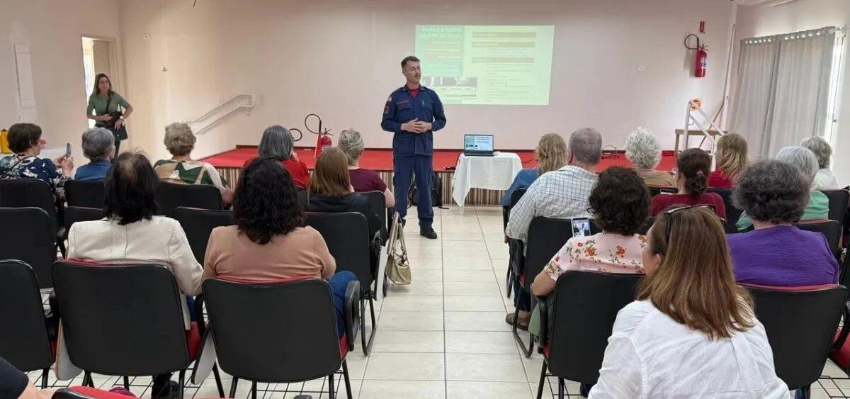 Idosos em palestra sobre segurança doméstica em São José