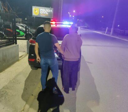 Homem sendo preso pela polícia