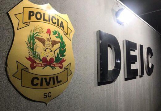 Homem sendo detido pela Polícia Civil em Joinville