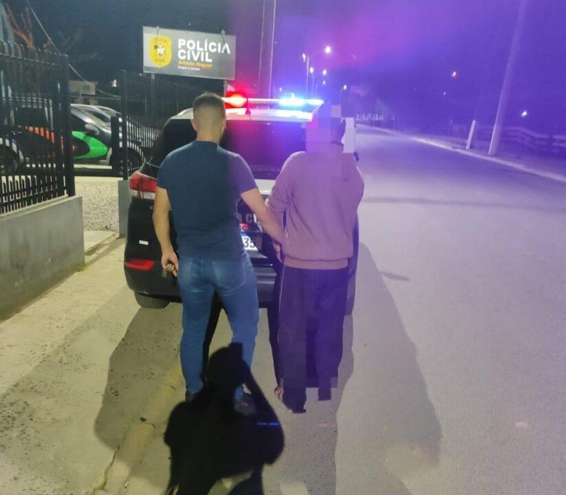 Homem condenado por estupro sendo preso pela Polícia Civil de Santa Catarina