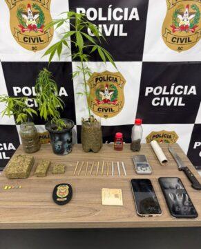 Homem sendo detido em operação policial na tabacaria