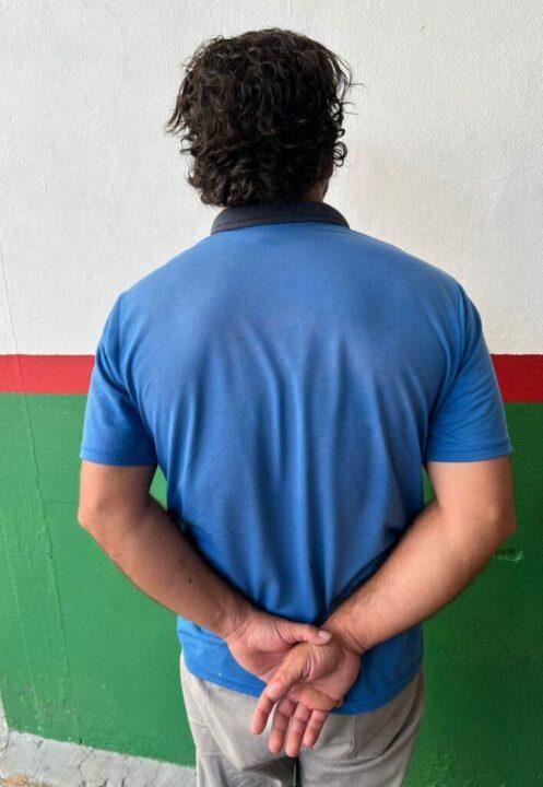 Homem condenado por estupro de vulnerável sendo detido pela polícia em Blumenau