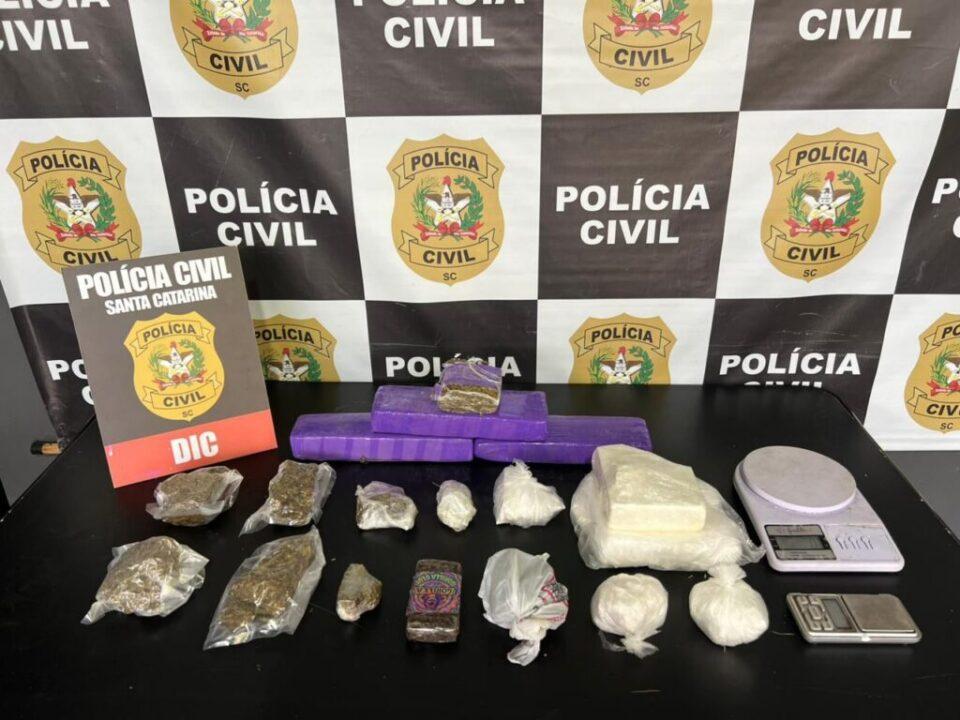 Mulher sendo presa por policiais