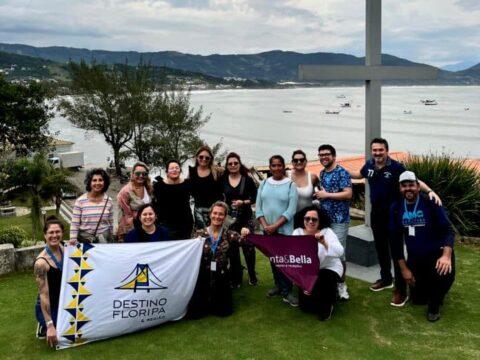 Profissionais de turismo do Chile explorando os pontos turísticos da região