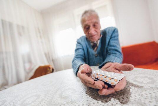 Idoso recebendo medicamentos do Programa Farmácia Popular