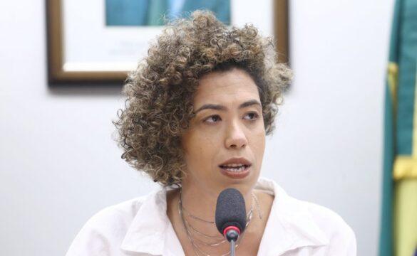 Mulher atleta participando de competição esportiva