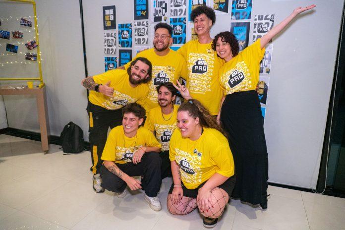 Jovens participando de mentorias em Florianópolis