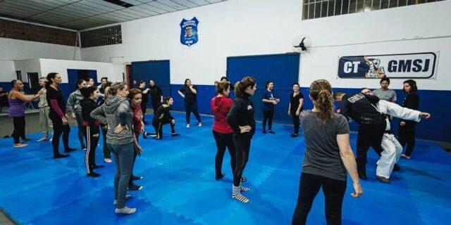 Mulher participando de aula de autodefesa no projeto Guarda por Elas em São José