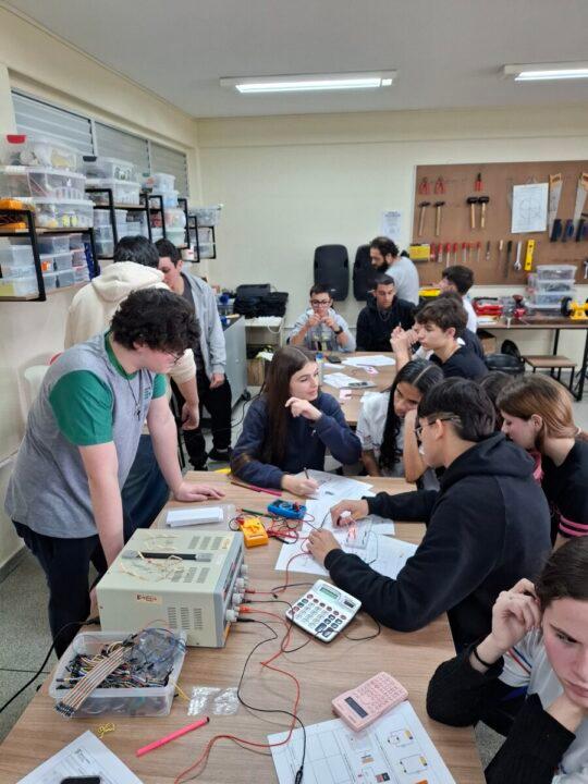 Alunos trabalhando no Espaço Maker