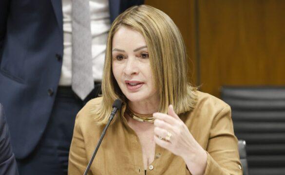 Pescador artesanal pescando em rio