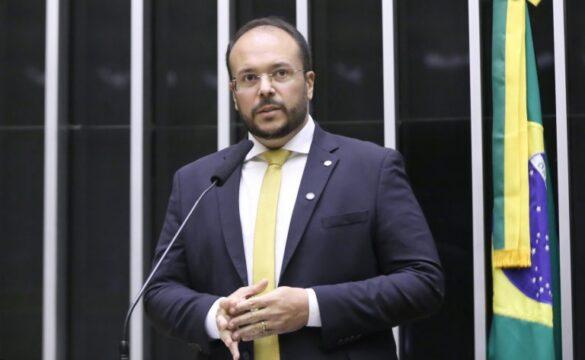 Pessoa com deficiência recebendo assistência em caso de emergência