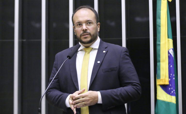 Pessoa com deficiência recebendo assistência em caso de emergência