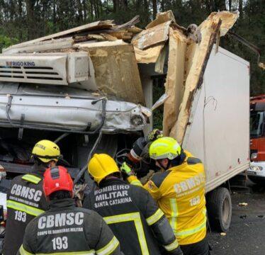 Bombeiros Militares realizando resgate veicular em acidente na BR-470 em Rio do Sul