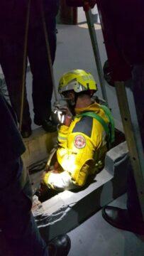 Coelho-alemão sendo resgatado por bombeiros