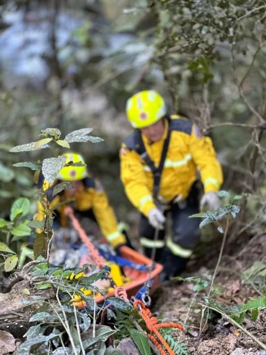 Equipe de Bombeiros resgatando mulher em ribanceira