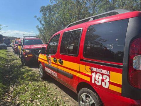 Criança sendo resgatada por bombeiros em operação com drone