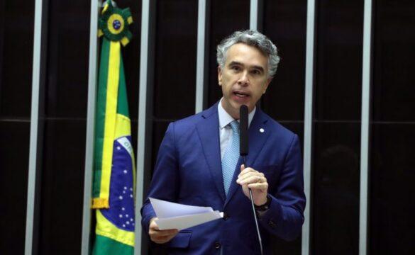 Filhos cuidando de pai idoso