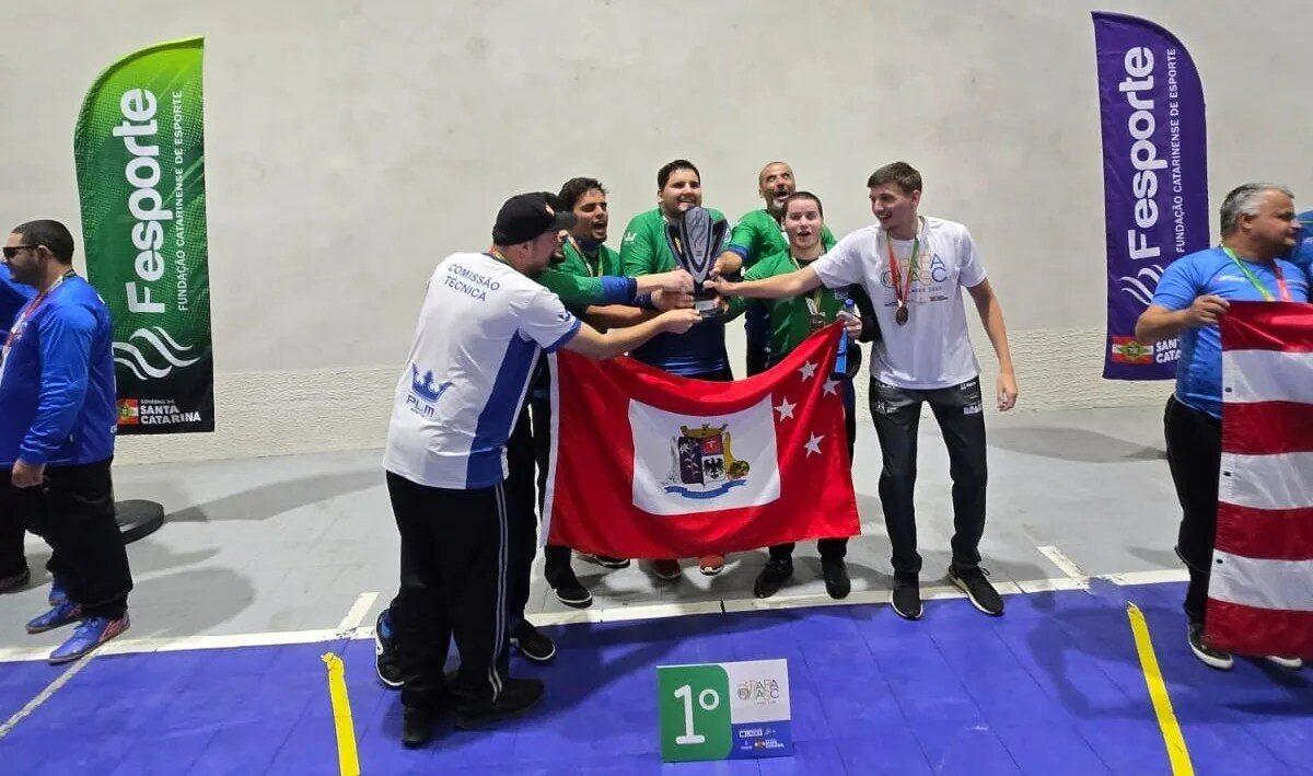 Equipe de goalball comemorando a vitória