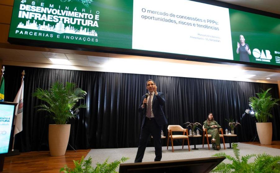Evento de Seminário no Tribunal de Contas de Santa Catarina sobre PPPs e Concessões