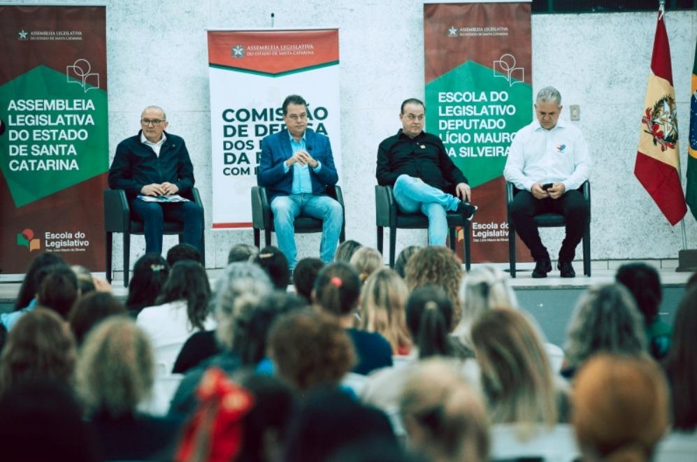Pessoas reunidas em palestra sobre inclusão social e educacional de autistas