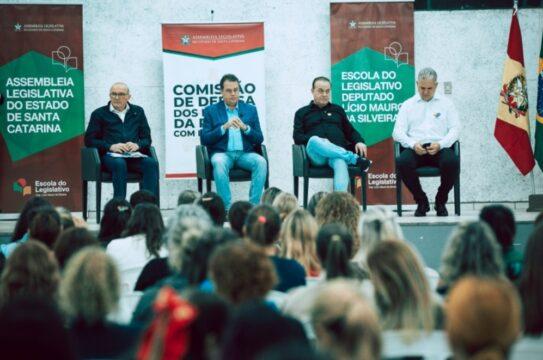 Pessoas reunidas em evento sobre autismo