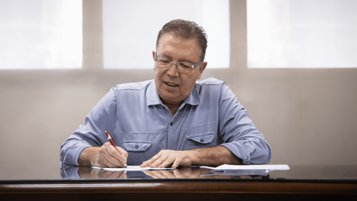 Família acolhedora cuidando de crianças